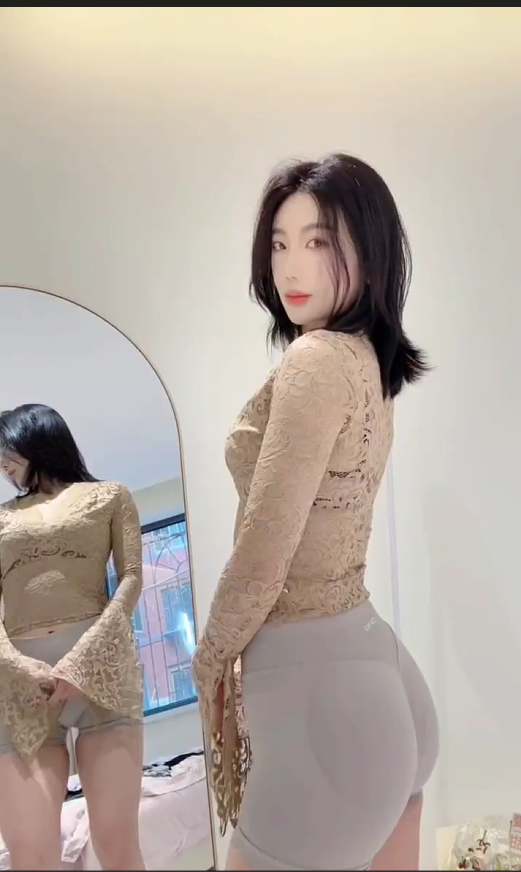 【老湿机】抖音 #粗腿公主 #彤宝 #美式加满 瑜伽裤少妇御姐-第2张插图 【老湿机】抖音 #粗腿公主 #彤宝 #美式加满 瑜伽裤少妇御姐-第2张插图