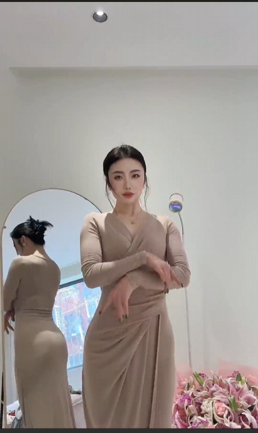 【老湿机】抖音 #粗腿公主 #彤宝 #美式加满 瑜伽裤少妇御姐-第3张插图 【老湿机】抖音 #粗腿公主 #彤宝 #美式加满 瑜伽裤少妇御姐-第3张插图