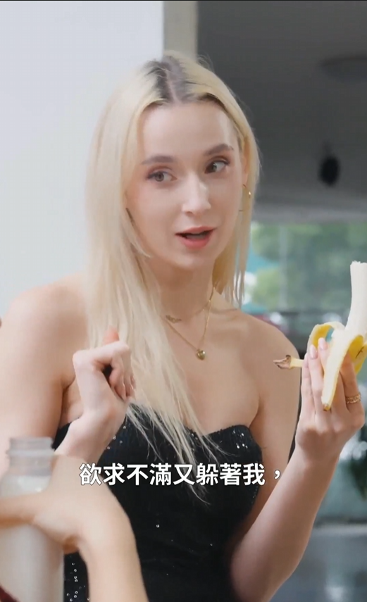 擦边短剧:请疼爱我的闺蜜(外国英语)(30集)-第2张插图 擦边短剧:请疼爱我的闺蜜(外国英语)(30集)-第2张插图